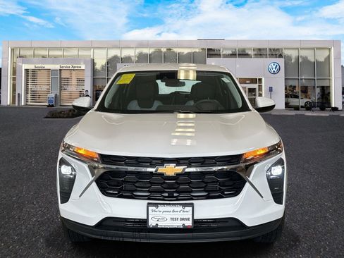 Used 2025 Chevrolet Trax LS w/ LS Convenience Package image 2