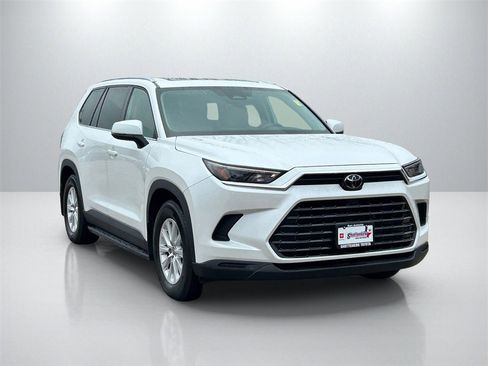 Used 2024 Toyota Grand Highlander XLE image 3