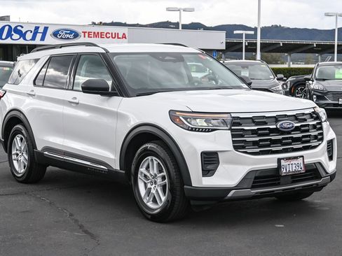 Used 2025 Ford Explorer Active image 3
