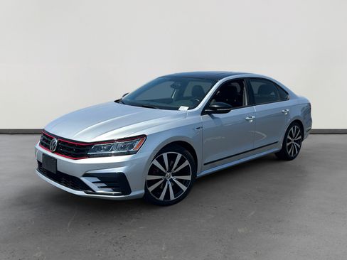 Used 2018 Volkswagen Passat GT FWD image 1