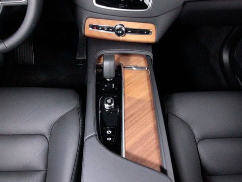 Certified 2025 Volvo XC90 B6 Plus w/ Protection Package Premier image 11