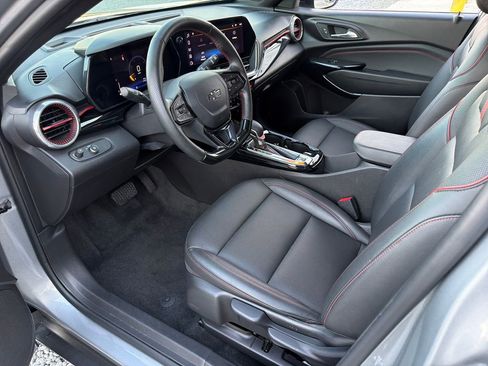 Used 2025 Chevrolet Trax RS w/ Driver Confidence Package image 2