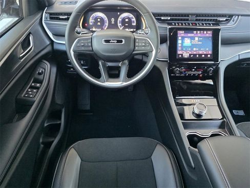 New 2025 Jeep Grand Cherokee Altitude image 11