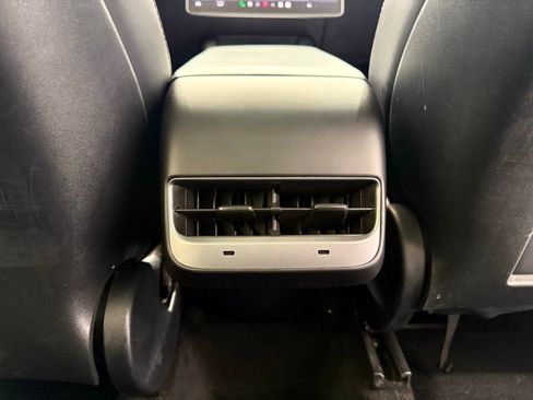 Used 2022 Tesla Model Y Long Range image 27