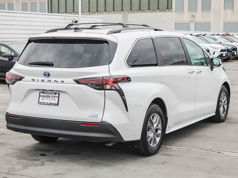 Certified 2023 Toyota Sienna XLE image 9