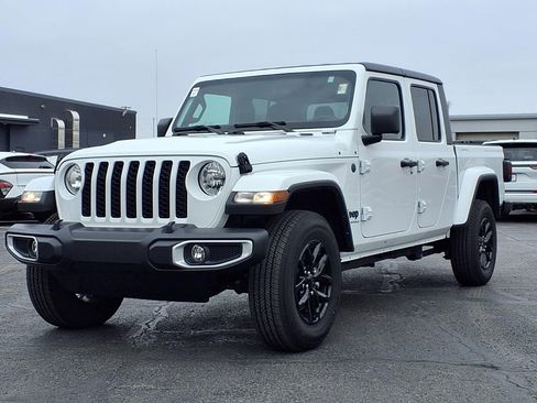 Used 2023 Jeep Gladiator Sport image 2