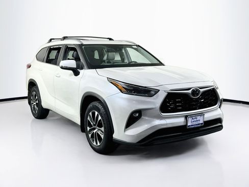 Used 2021 Toyota Highlander XLE AWD/4WD image 3