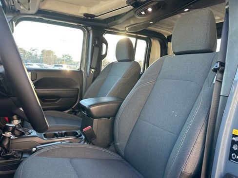 Used 2024 Jeep Gladiator Sport image 10