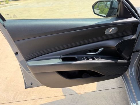Used 2022 Hyundai Elantra Limited FWD image 13