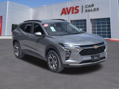 Used 2025 Chevrolet Trax LT w/ LT Convenience Package FWD image 3