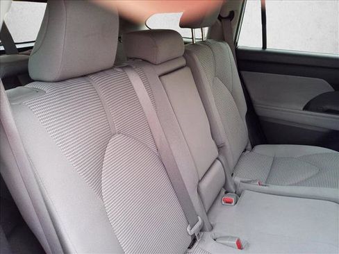 Used 2022 Toyota Highlander LE FWD image 16