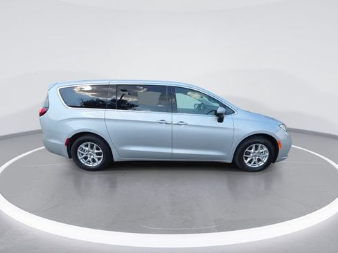 Used 2023 Chrysler Pacifica Touring-L FWD image 9