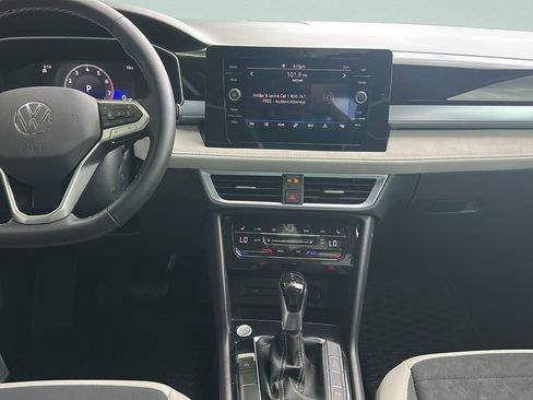 Used 2025 Volkswagen Taos SE w/ Panoramic Sunroof Package image 21