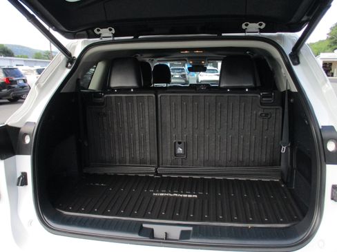 Used 2022 Toyota Highlander XLE AWD/4WD image 14