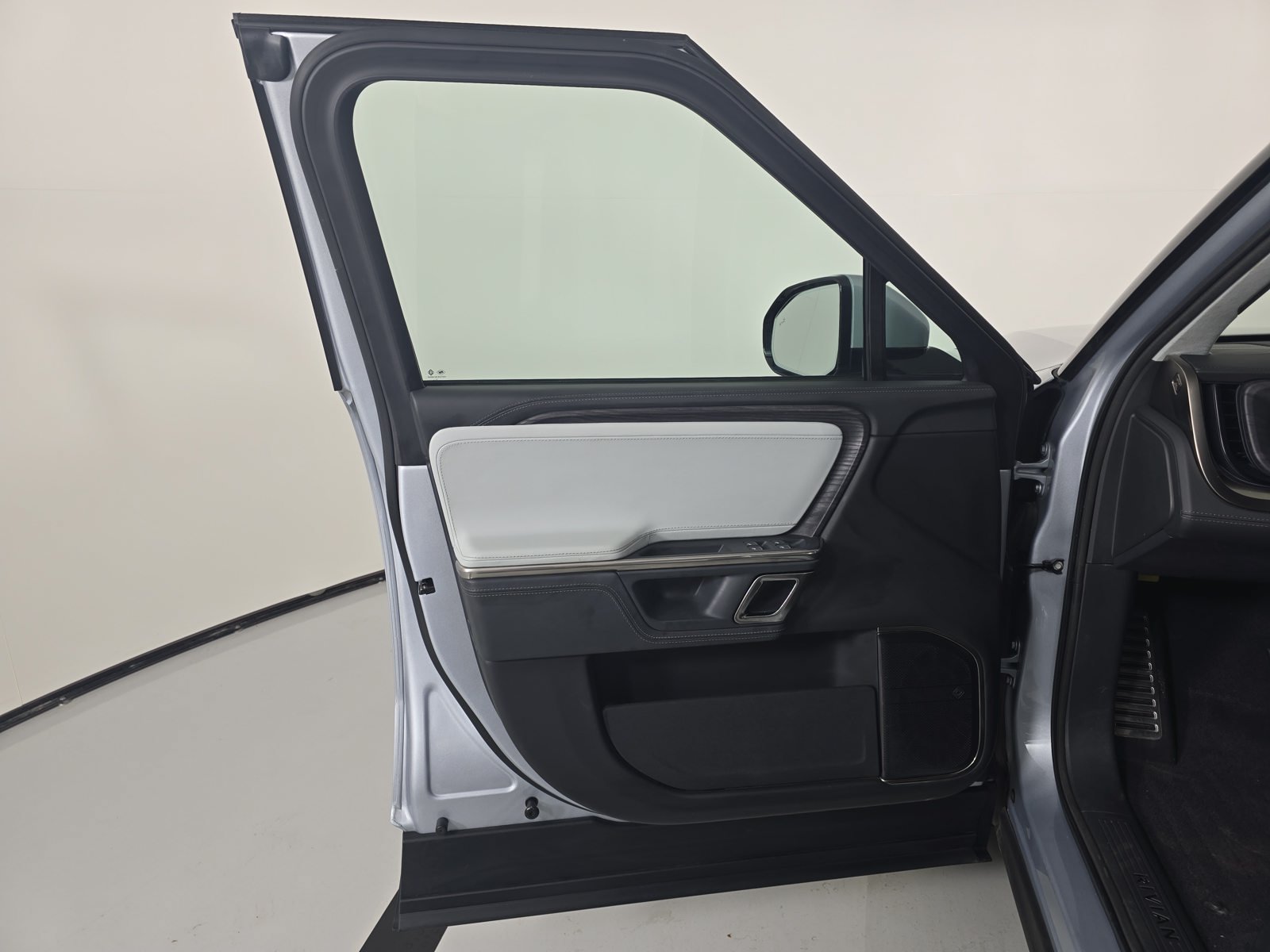 Used 2024 Rivian R1S Adventure Dual AWD/4WD image 16