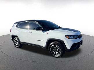 Used 2025 Jeep Compass Trailhawk video 2