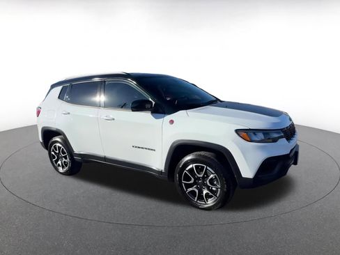 Used 2025 Jeep Compass Trailhawk image 2