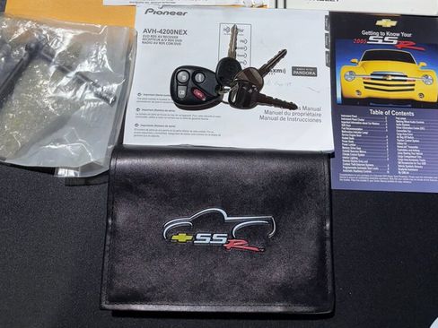 Used 2005 Chevrolet SSR w/ Preferred Equipment Group image 2