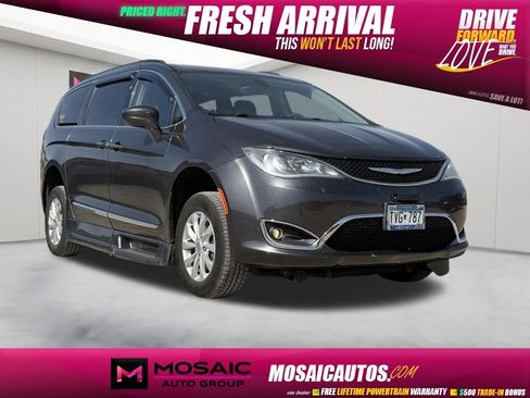 Used 2017 Chrysler Pacifica Touring-L FWD image 1