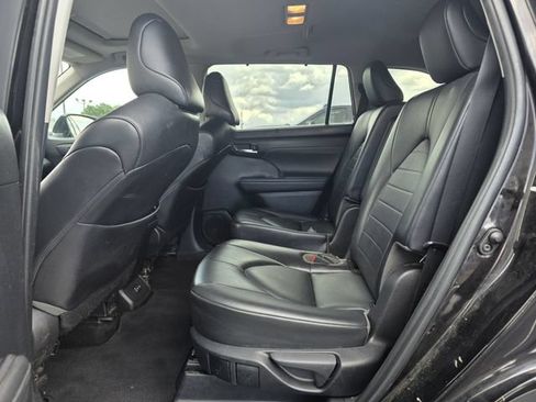 Used 2022 Toyota Highlander XLE FWD image 16