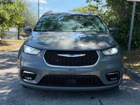 Used 2021 Chrysler Pacifica Touring FWD image 18
