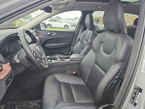 Used 2023 Volvo XC60 B5 Plus w/ Climate Package AWD/4WD image 3