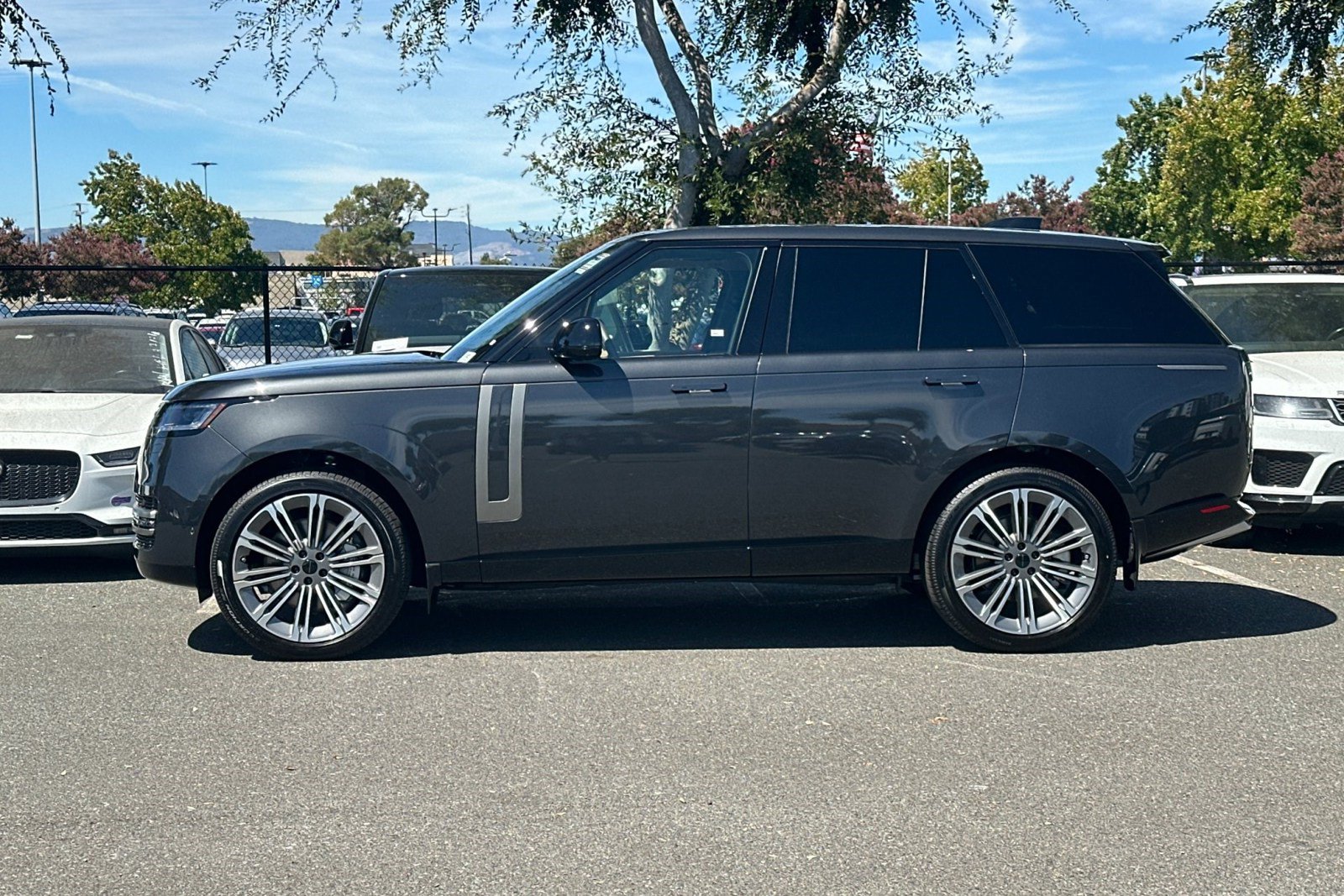 New 2026 Land Rover Range Rover SE AWD/4WD image 3