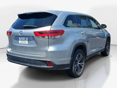 Used 2019 Toyota Highlander LE FWD image 3