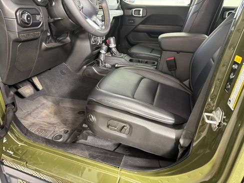 Used 2024 Jeep Wrangler Unlimited Sahara AWD/4WD image 9