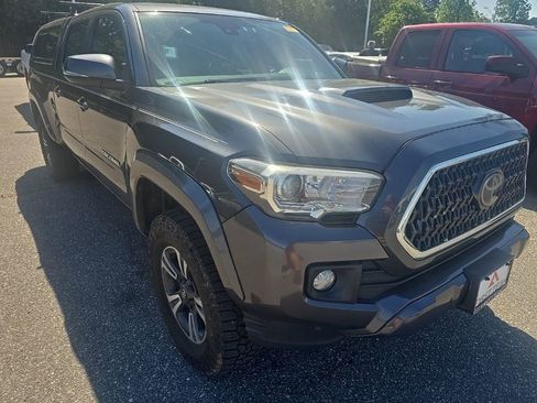 Used 2018 Toyota Tacoma TRD Sport AWD/4WD image 3