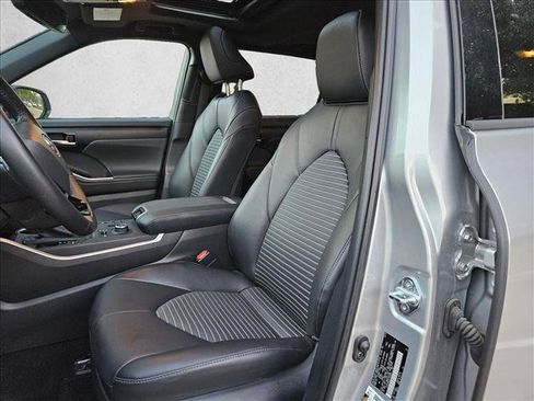 Used 2025 Toyota Highlander XSE AWD/4WD image 16