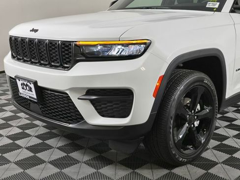 Used 2023 Jeep Grand Cherokee Altitude image 10