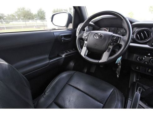 Used 2020 Toyota Tacoma TRD Sport w/ TRD Premium Sport Package AWD/4WD image 11