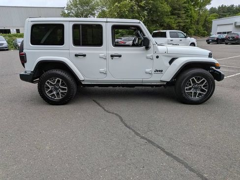 Certified 2025 Jeep Wrangler Unlimited Sahara AWD/4WD image 4