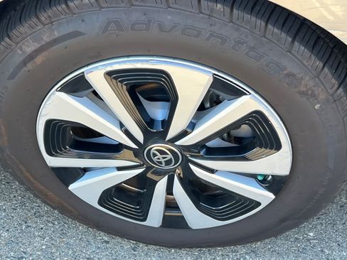 Used 2017 Toyota Prius Prime Advanced w/ Carpet Mat Package FWD image 22