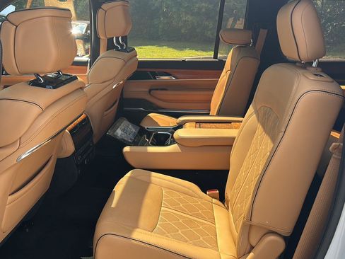 Used 2023 Jeep Grand Wagoneer Series III AWD/4WD image 18