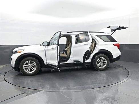 Used 2024 Ford Explorer XLT image 32