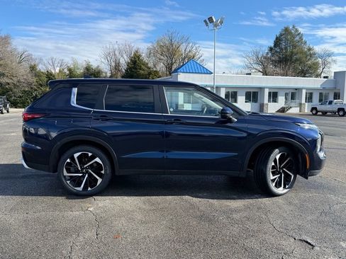 Used 2024 Mitsubishi Outlander SE image 3