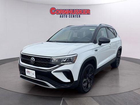 Used 2024 Volkswagen Taos SE w/ Panoramic Sunroof Package image 3