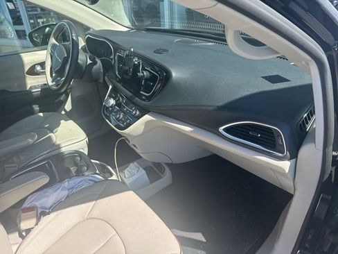 Used 2017 Chrysler Pacifica Limited w/ UConnect Theater Package FWD image 26