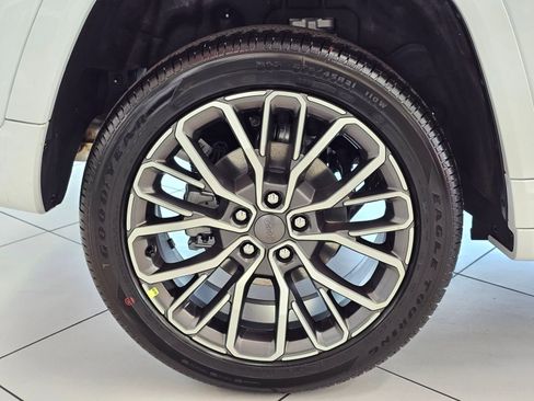 New 2026 Jeep Grand Cherokee Summit image 9