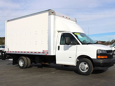 Used 2020 Chevrolet Express 3500 WT CUTAWAY 14FT BOX TRUCK w/ Driver Convenience Package image 2