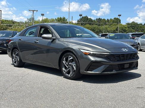 Certified 2025 Hyundai Elantra SEL FWD image 3