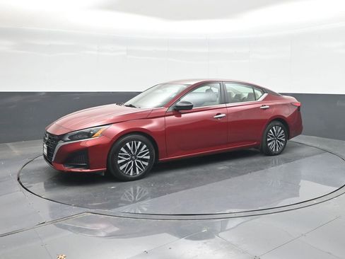 Used 2025 Nissan Altima 2.5 SV FWD image 1