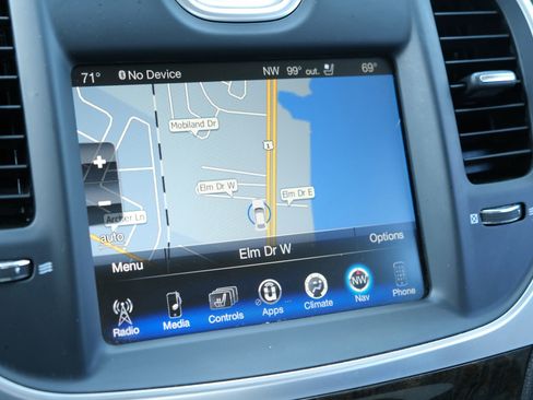 Used 2015 Chrysler 300 C image 27