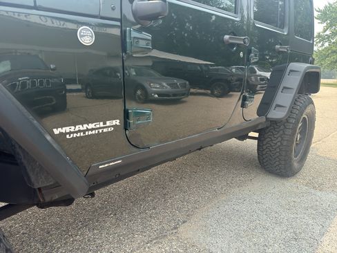 Used 2011 Jeep Wrangler Unlimited Rubicon w/ Connectivity Group AWD/4WD image 10