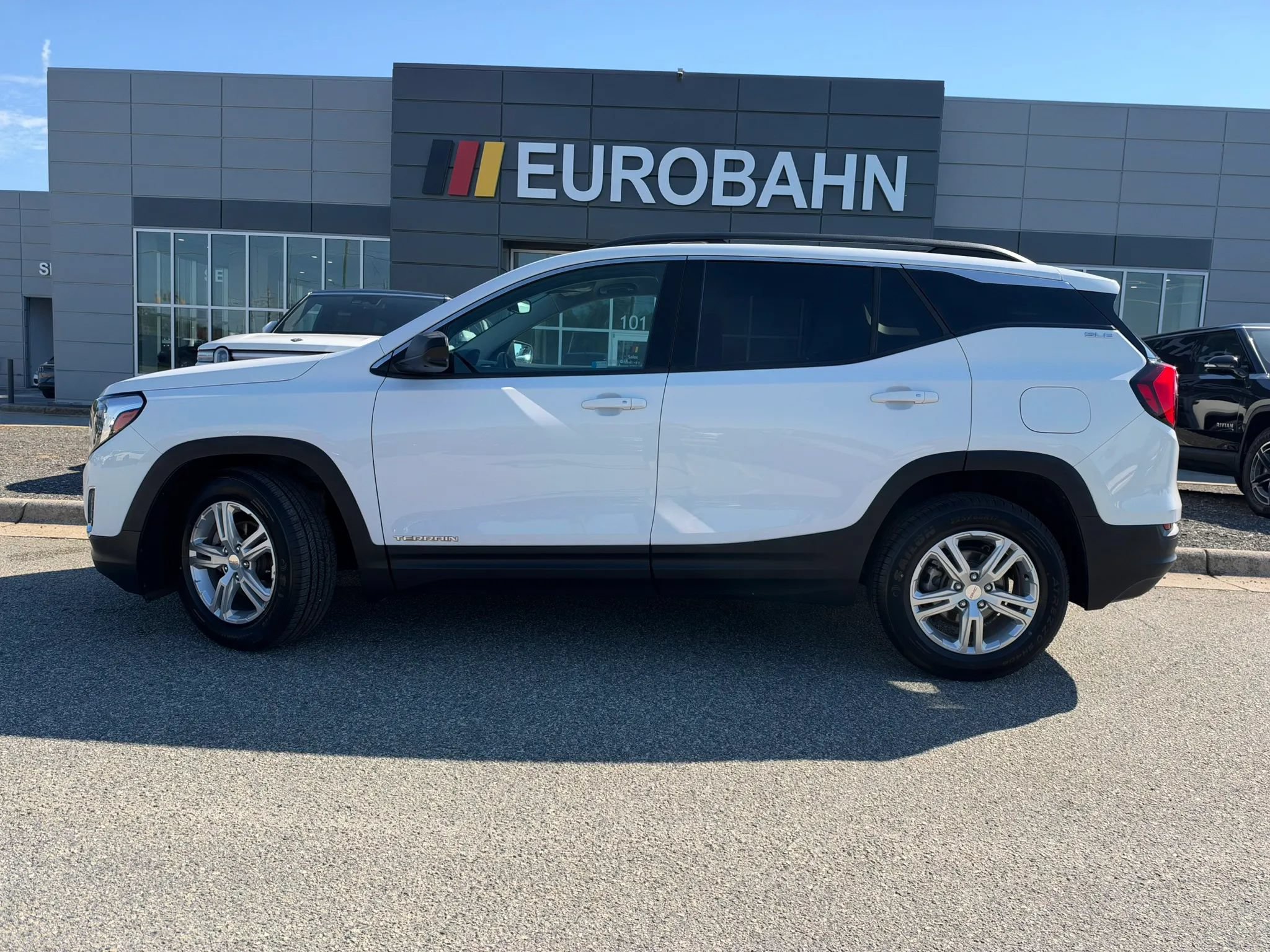 Used 2020 GMC Terrain SLE w/ Driver Convenience Package FWD image 2