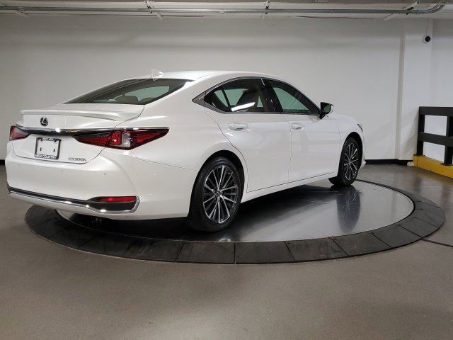 Used 2025 Lexus ES 300h w/ Premium Package FWD image 17