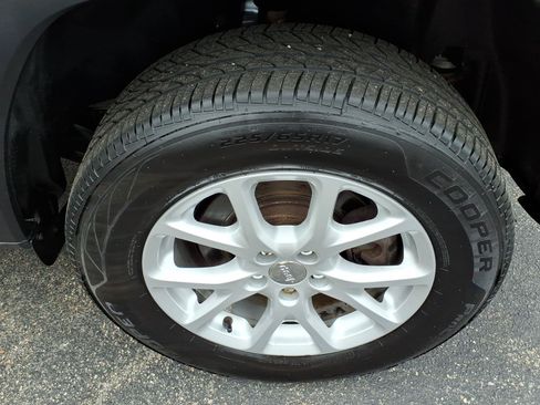 Used 2018 Jeep Cherokee Latitude Plus AWD/4WD image 6