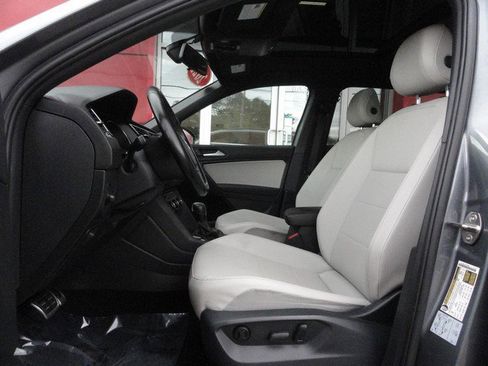 Used 2021 Volkswagen Tiguan SE R-Line image 10